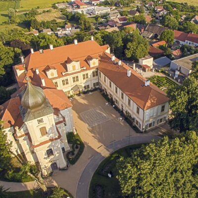 Dronový pohled na zámek Loučeň